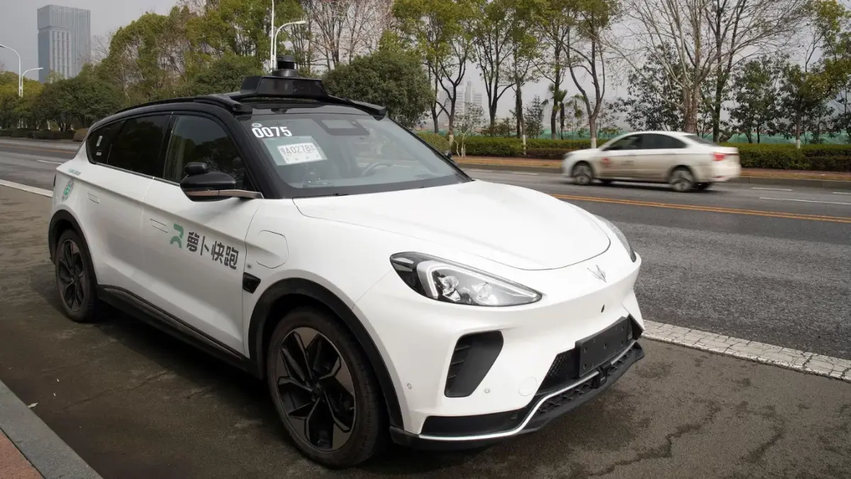 Apollo Go da Baidu completa 17 milhões de viagens com robotáxis 100% autónomos em 22 cidades.