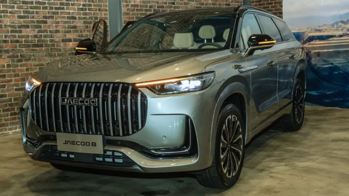 Jaecoo apresenta híbridos J5 e J8 no Salão do Automóvel e confirma lançamentos para 2026