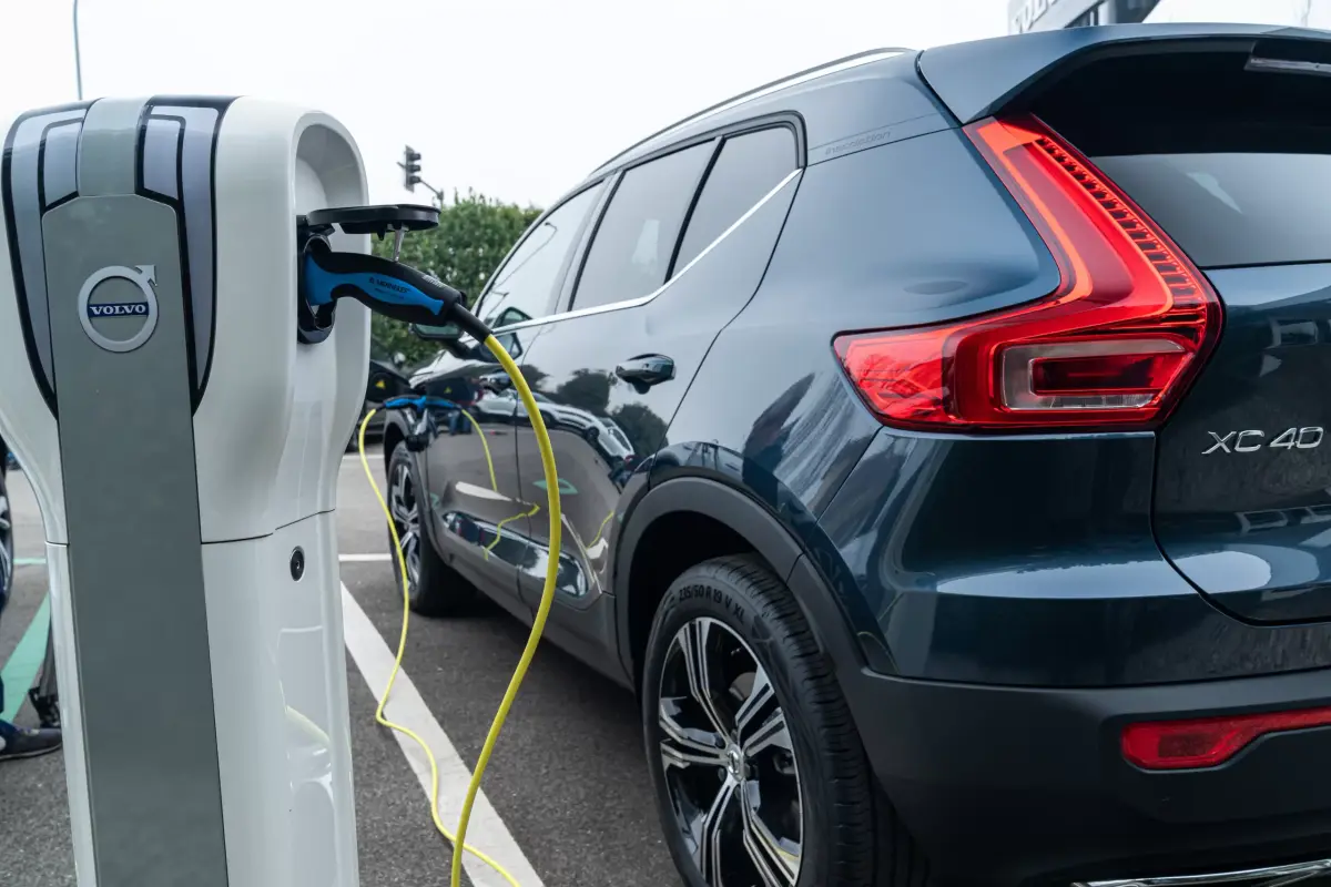 O Declínio dos Híbridos Plug-in na Europa e o Que Isso Significa Para o Brasil