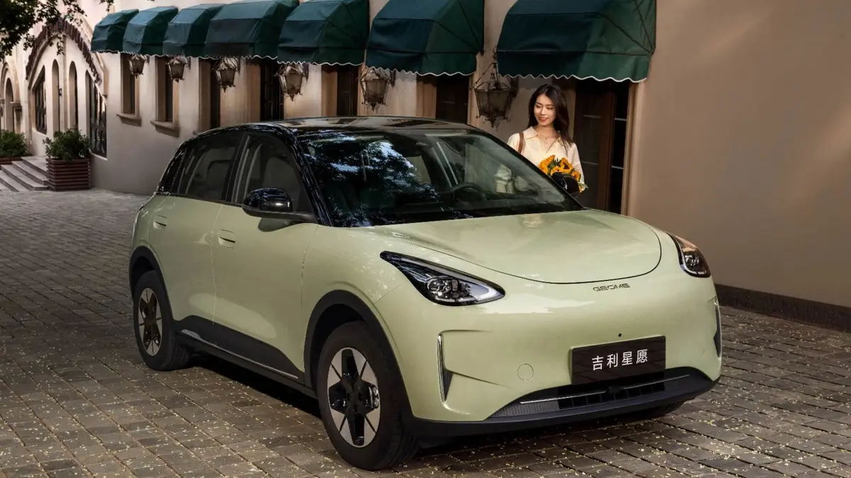 Geely renova EX2 na China com até 460 km (CLTC); versão brasileira segue inalterada e com fila de espera