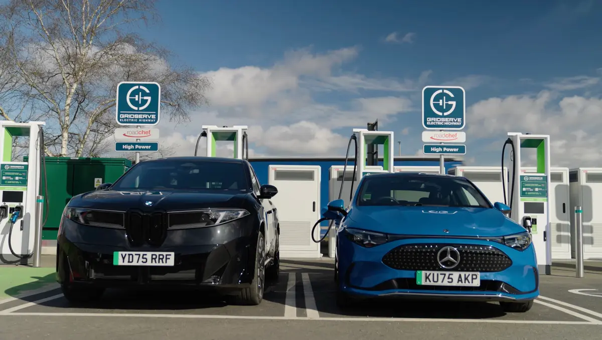 Dois elétricos premium rodaram até 115 km abaixo da autonomia oficial num teste britânico; no Brasil, o Inmetro desconta isso antes da venda