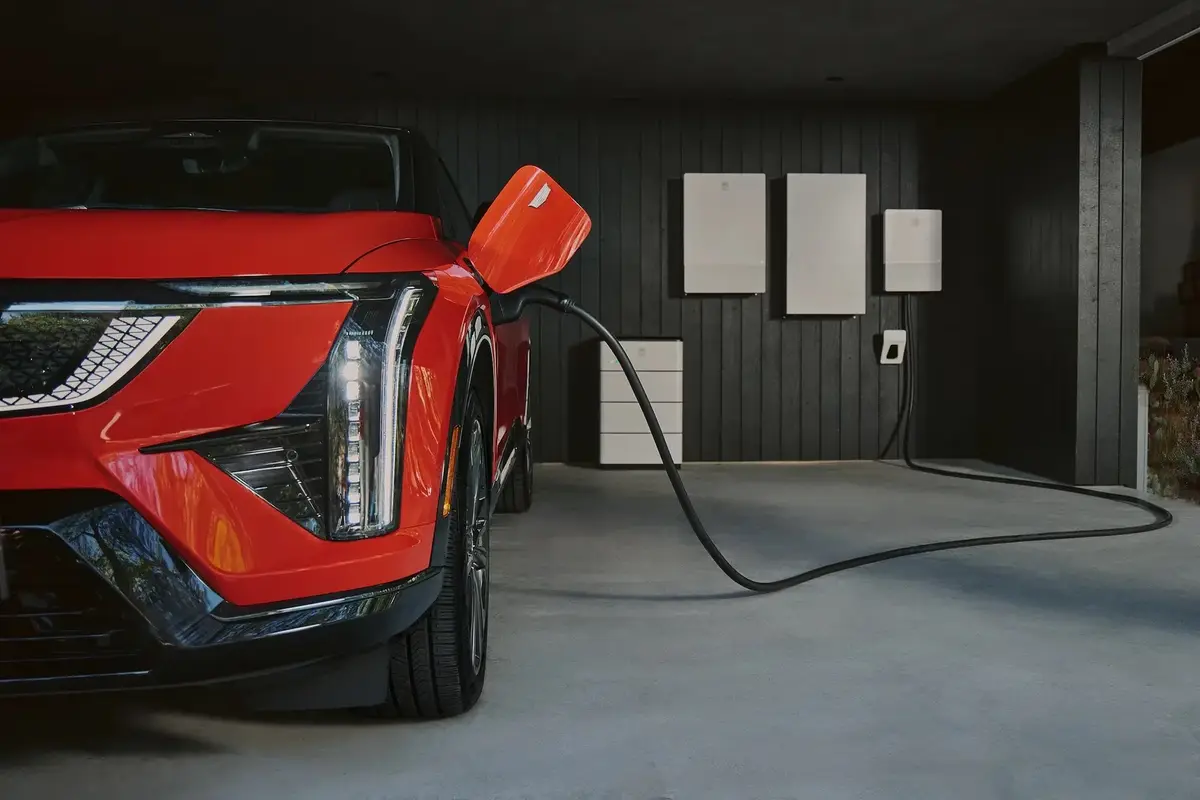 Seu carro elétrico pode virar a bateria da sua casa — mas no Brasil ainda não da rede
