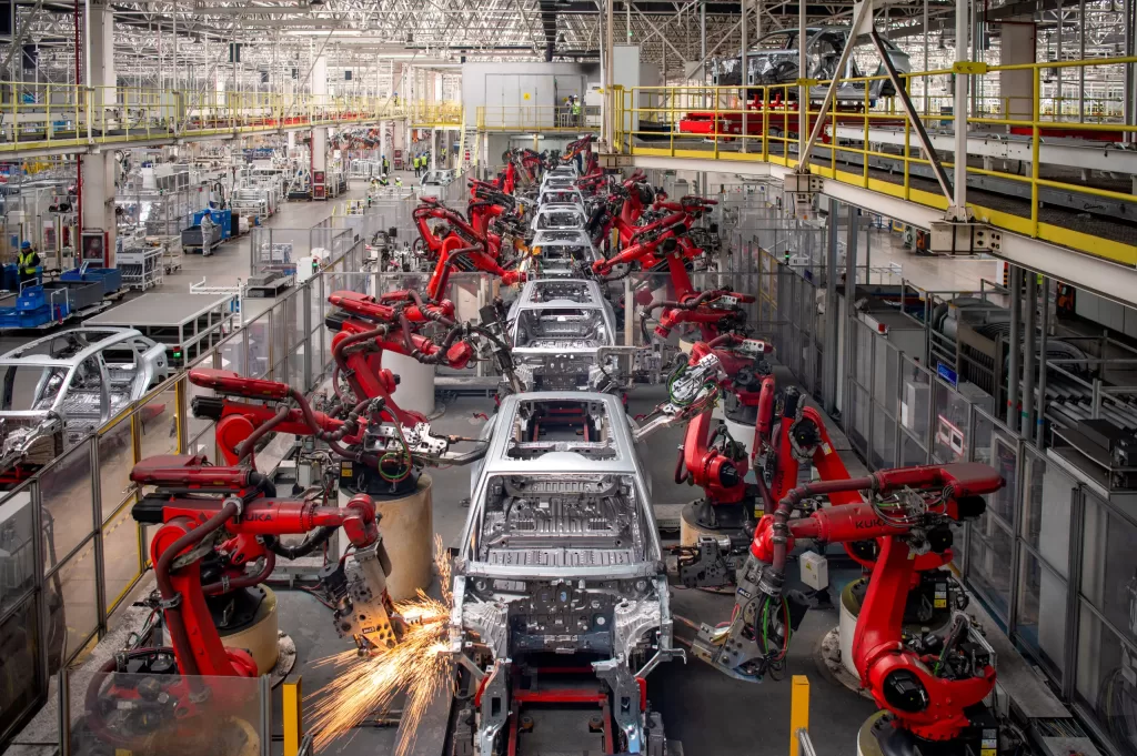 China muda estratégia e pode abrir espaço para novas fábricas de carros elétricos no Brasil e na Europa.